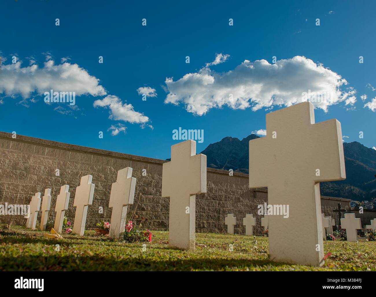 Marmor Kreuze auf dem Friedhof Stockfoto