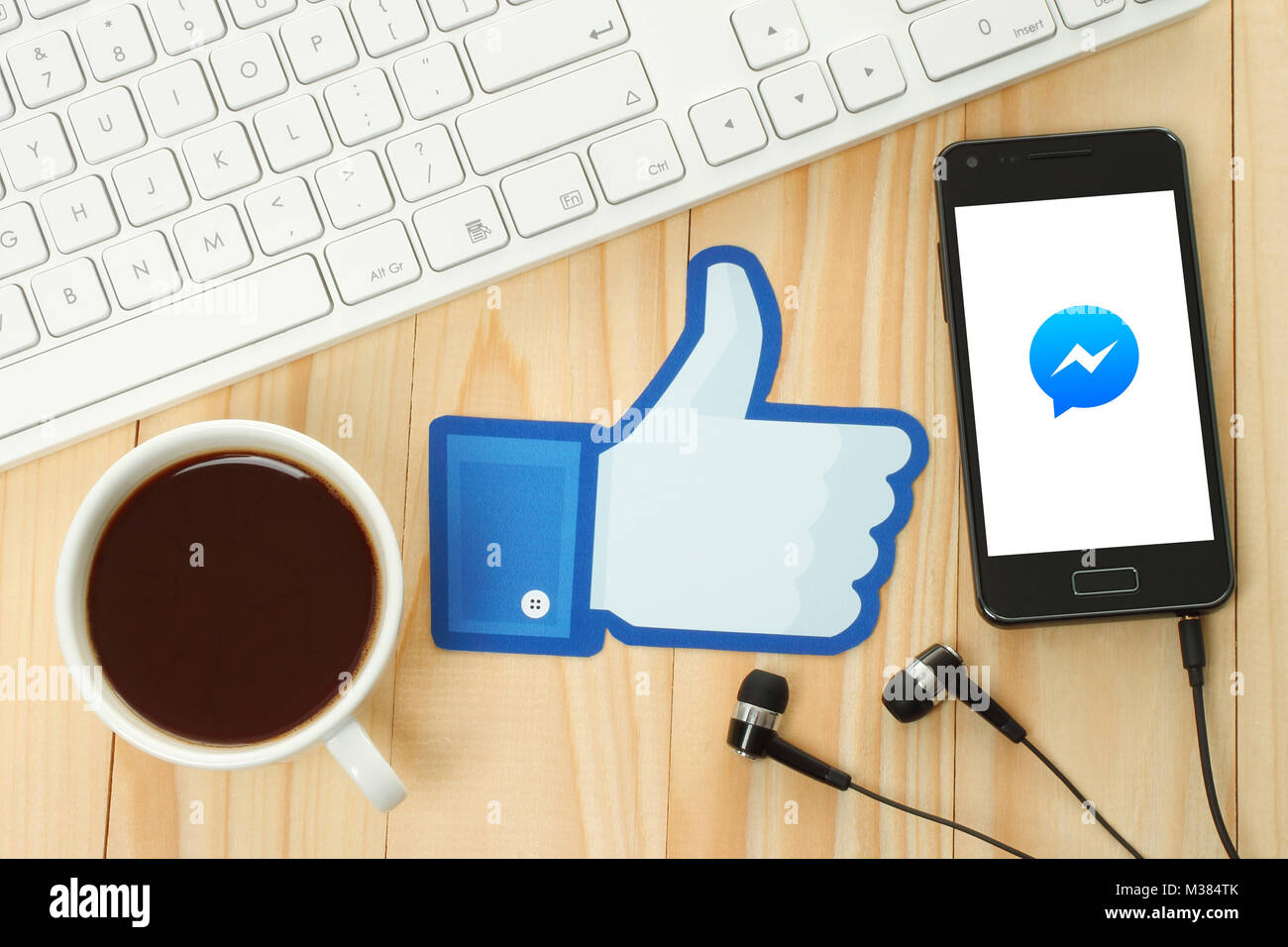 Kiew, Ukraine - Januar 10, 2015: Facebook Daumen hoch Zeichen auf Papier gedruckt und auf Holzuntergrund mit Kaffee und smart phone mit Messenger Stockfoto