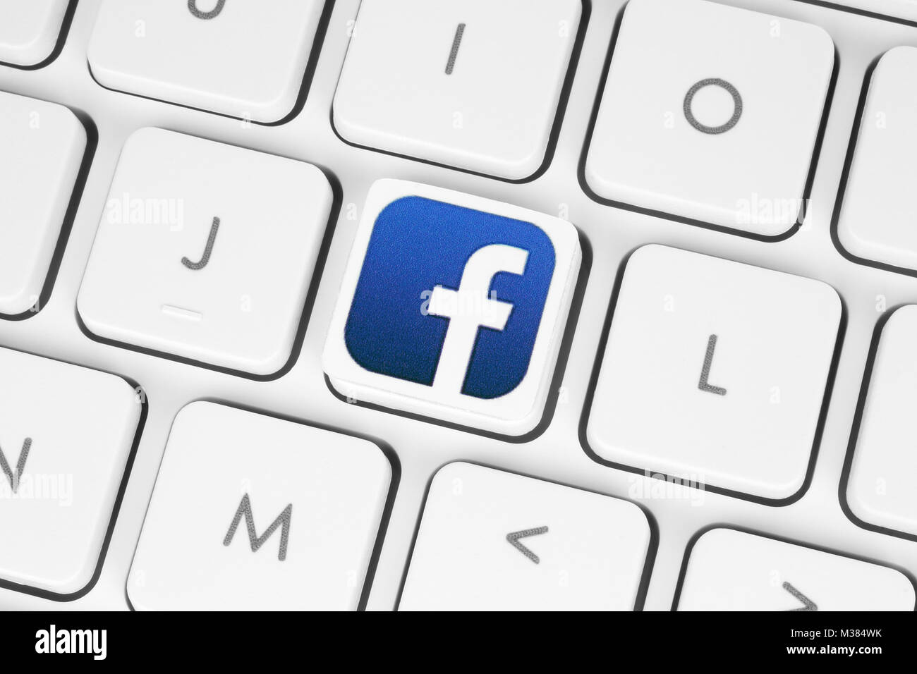 Kiew, Ukraine - 6. Mai 2016: Facebook-Logo gedruckt auf Papier und auf weißen Computertastatur. Facebook ist ein bekannter social-Networking-Dienst Stockfoto
