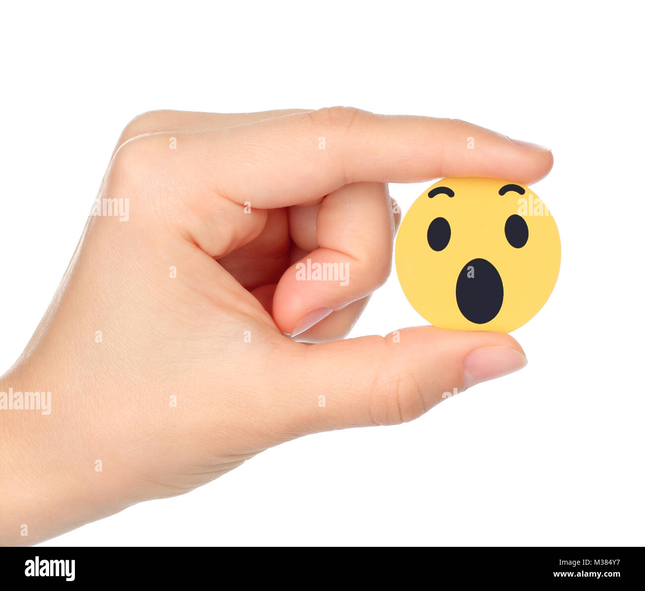 Kiew, Ukraine - September 04, 2017: Hand hält Facebook Wow einfühlsam Emoji Reaktion, auf Papier gedruckt. Facebook ist ein bekannter social networking se Stockfoto