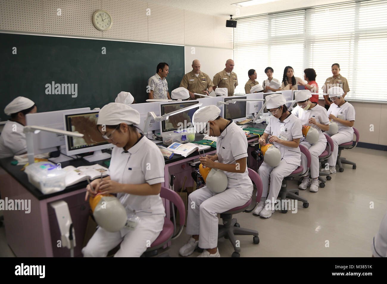 Die 3d-Dental Bataillon kommandozentrale Touren der Okinawa zahnmedizinische Hygiene Schule in Urasoe, Okinawa, Japan, Okt. 13, 2017. Die Studenten an der Okinawa zahnmedizinische Hygiene Schule beginnen, ihre praktische Anwendung der Zahnpflege auf Mannequins während ihres ersten Jahres. Bewegen Sie sich auf zu üben, ihre Fähigkeiten auf jeder anderen, dann Familie Mitglieder, als sie ihre drei Schuljahren fort. Der zahnmedizinischen 3d-Bataillon beaufsichtigt zahnmedizinische bereit und optimiert die Zahngesundheit für Begünstigte in den Pazifik, während die operative und humanitären Missionen in der Region. (U.S. Marine Corps Foto von Sgt. Kathy Stockfoto