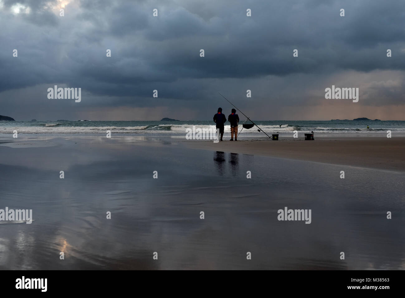 Zwei Männer der Seefischerei für Bass, Pollock oder Makrelen der Pembrokeshire Coast bei Whitesands in der Nähe von St David's im Südwesten von Wales. Stockfoto