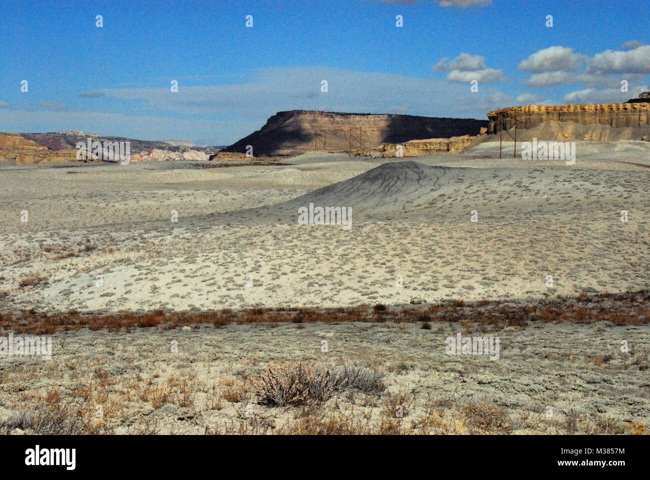 Eine Panoramalandschaft mit verschiedenen schönen Bergen und Mesas in der Wüste von Arizona. Stockfoto
