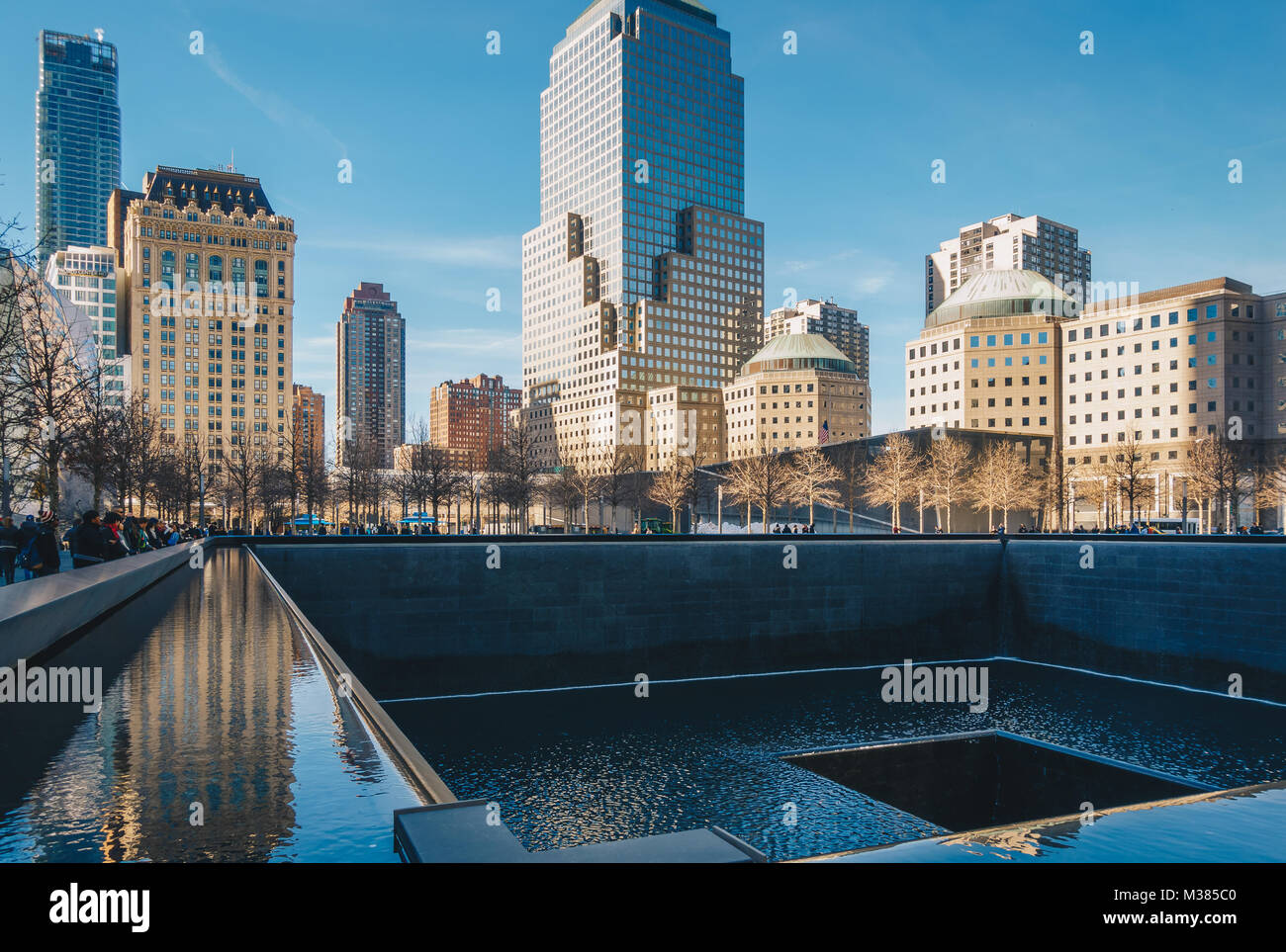 New York City, USA - 20. März 2017 : Ground Zero 9/11 Gedenkstätte geometrische Architektur und Gebäude. Die Gedenkstätte ehrt Menschen, die durch den Terror getötet wurden Stockfoto