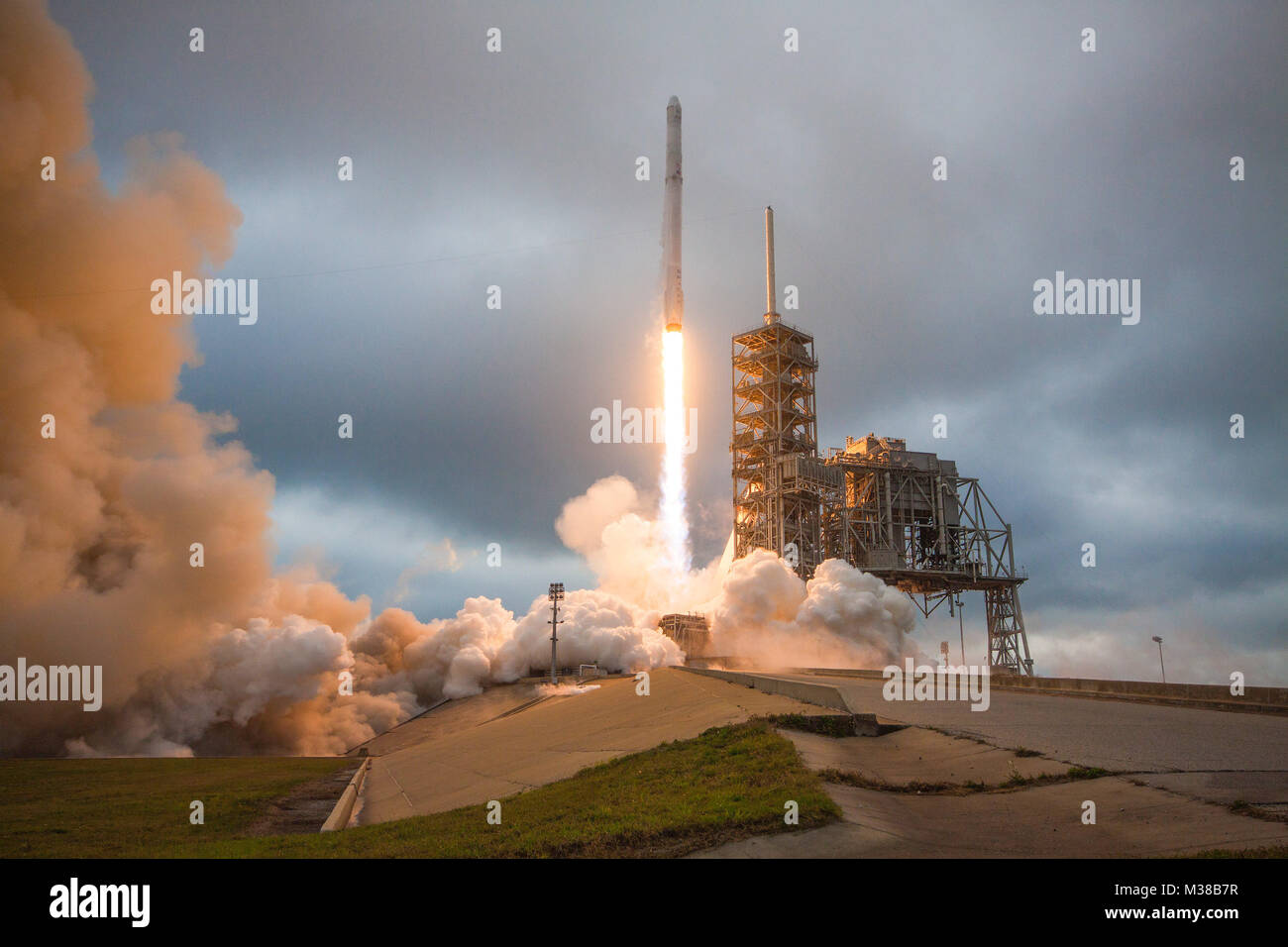 Falcon 9 und Dragon Abheben vom Launch Pad 39A für CRS-10 s Stockfoto