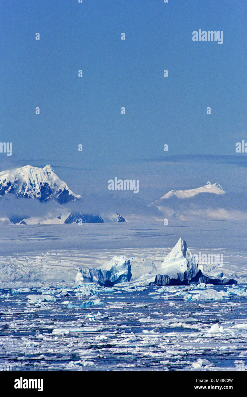 Der Antarktis. Landschaft der schwimmende Eisberge und Packeis und Eis. Stockfoto