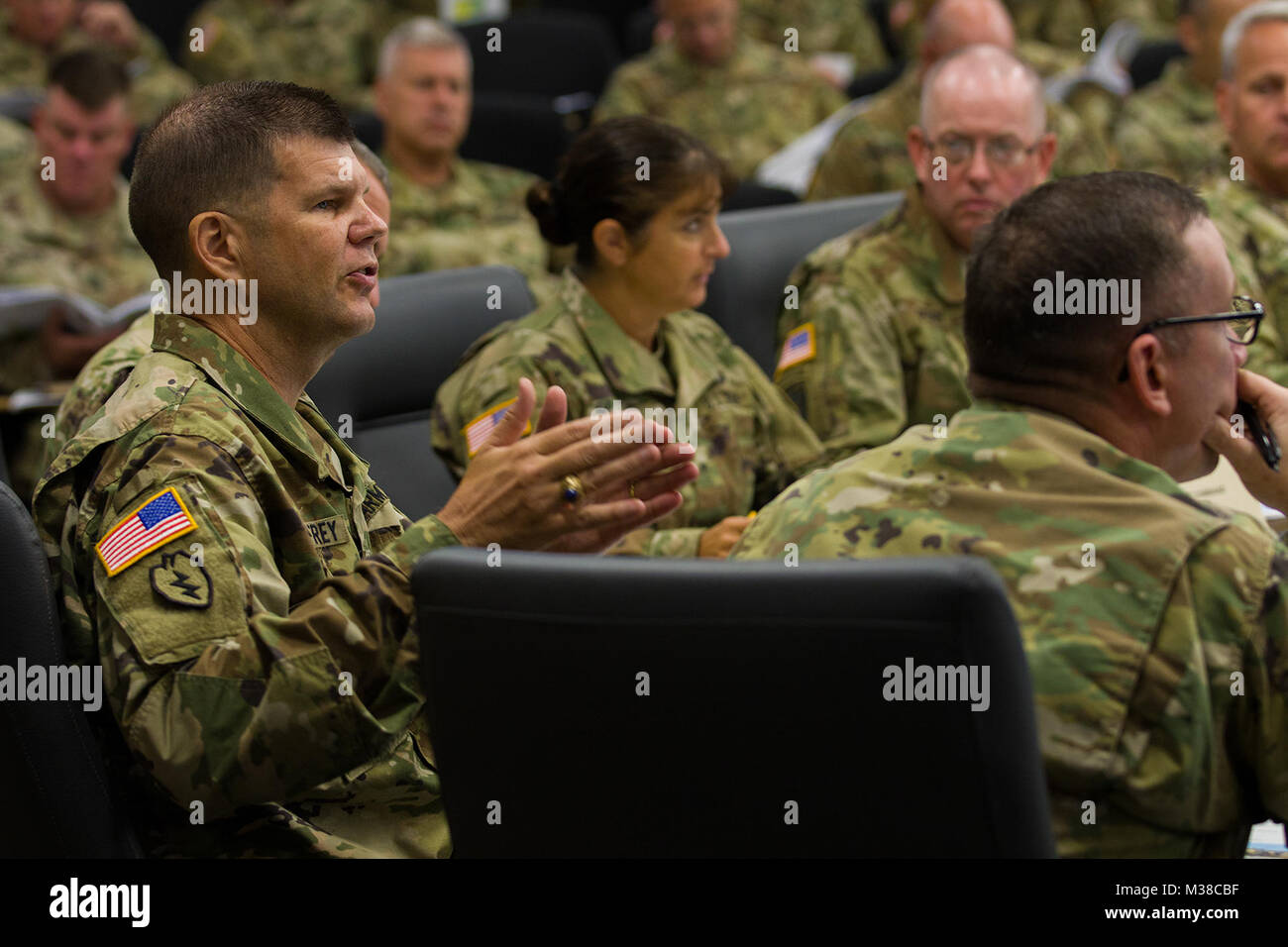 Armee Generalmajor Todd McCaffrey, Kommandierender General der ersten Armee Division Ost, spricht mit seiner Brigade und Division Befehl Teams während der Konferenz die erste Armee Division Ost der Commander, 12.08.23, 2017 in Fort Knox, Ky. McCaffrey, auf welche Weise er seine Beobachter Trainer/Ausbilder möchte 170823-Z-TU 749-1033 durch die erste Armee Division Ost Stockfoto