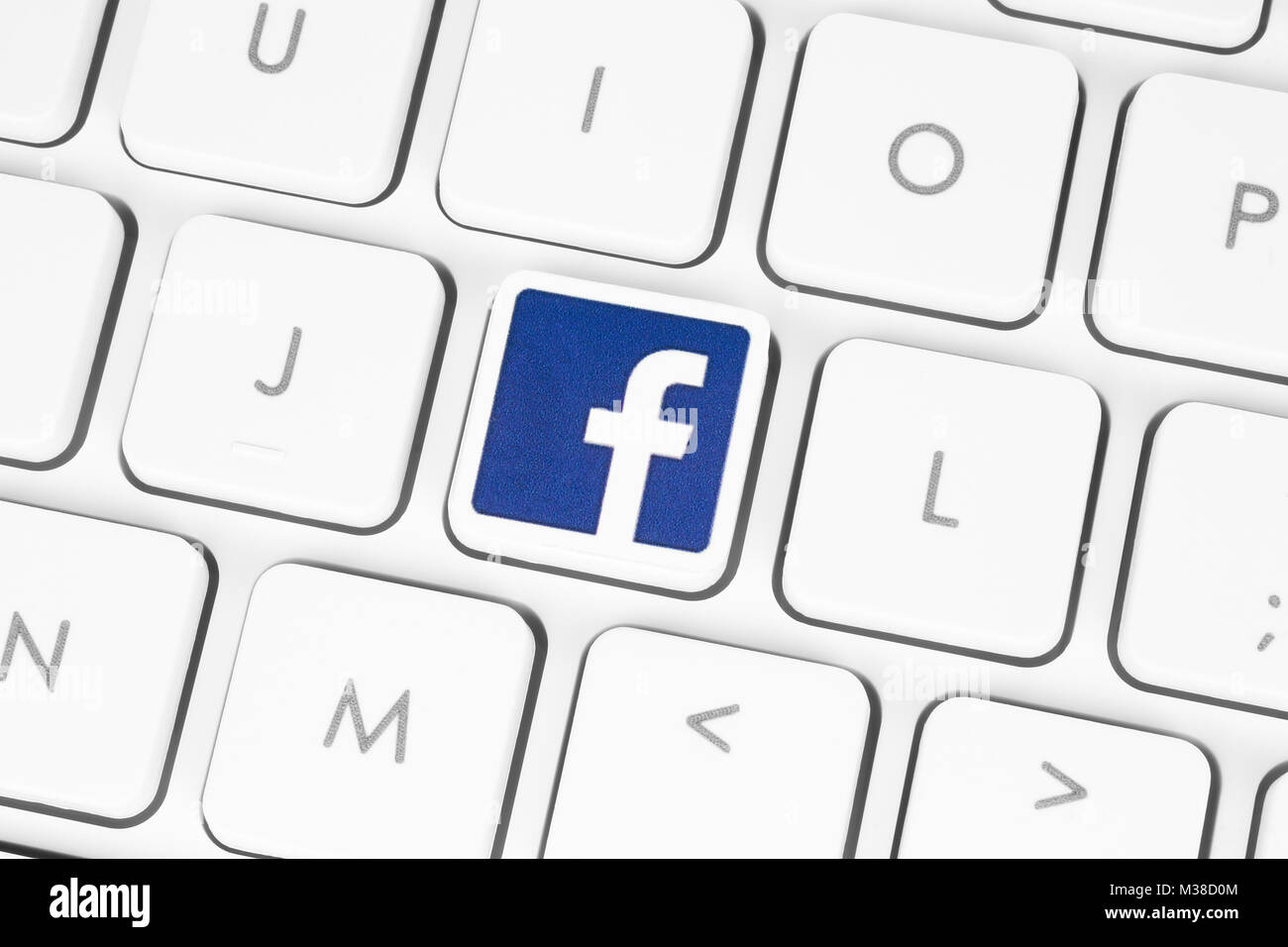 Kiew, Ukraine - 6. Mai 2016: Facebook-Logo gedruckt auf Papier und auf weißen Computertastatur. Facebook ist ein bekannter social-Networking-Dienst Stockfoto