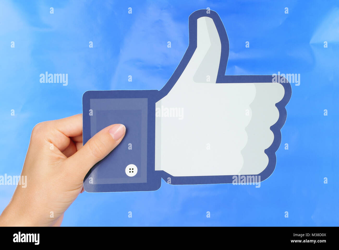 Kiew, Ukraine - 4. September 2017: Hand hält Facebook Logo auf Papier auf blauem Papier Hintergrund gedruckt. Facebook ist ein bekannter social networking Serv Stockfoto