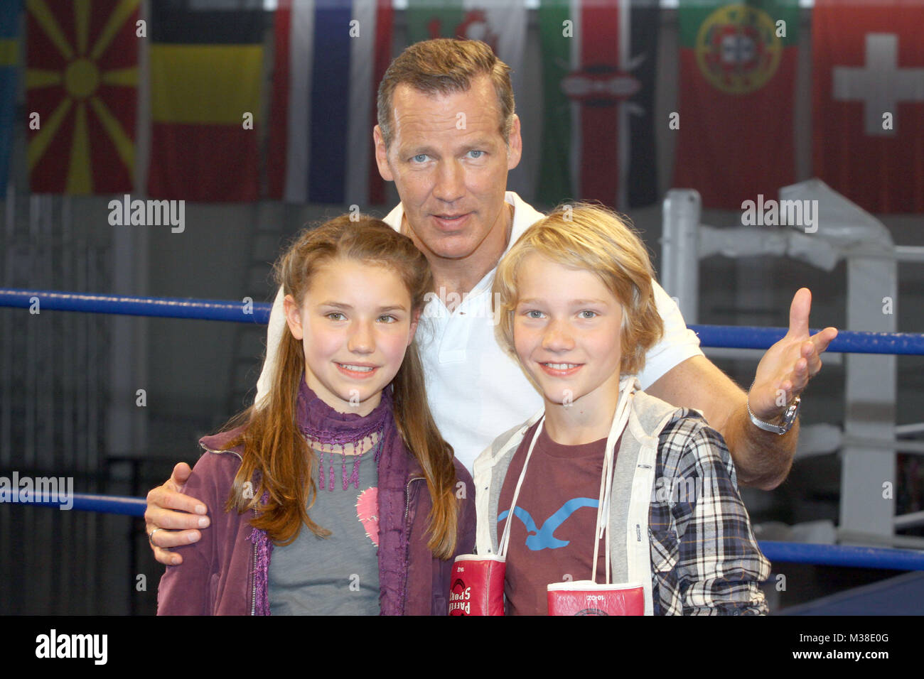 Henry Maske mit den Pfefferkoernern Carolin Garnier und Bruno Alexander, Settermin bei der TV-Serie "Pfefferkoerner" in dm Boxerlegende Henry Maske den Vater eines der Kinder spielt, Universum Trainingsgelaende in Hamburg-Lohbruegge, 11.07.2012 Stockfoto