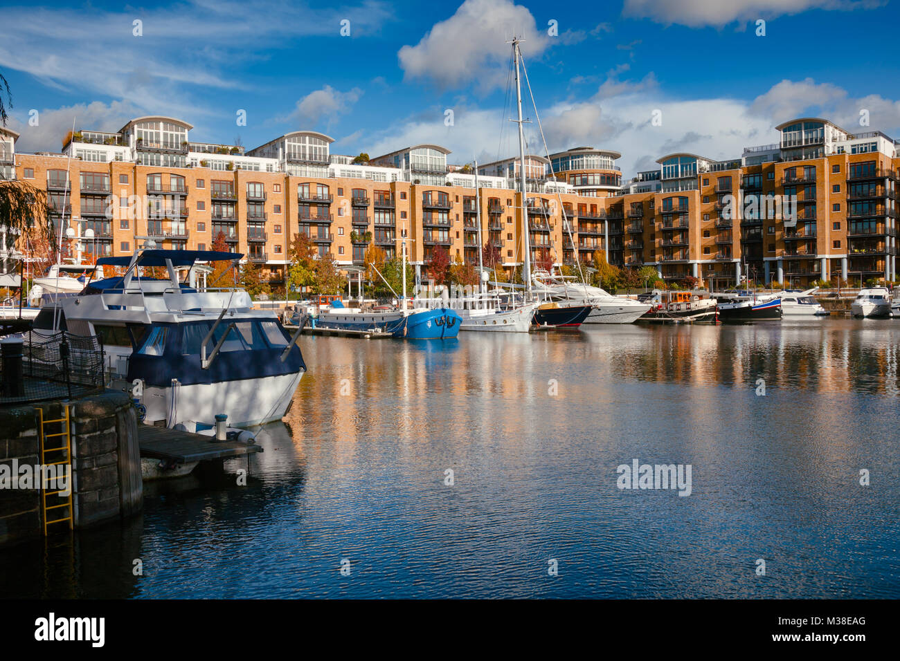 Beliebte Gehäuse- und Freizeitkomplex mit Yachthafen in der St. Katharine Docks, Nordufer der Themse, London Borough Tower Hamlets Stockfoto