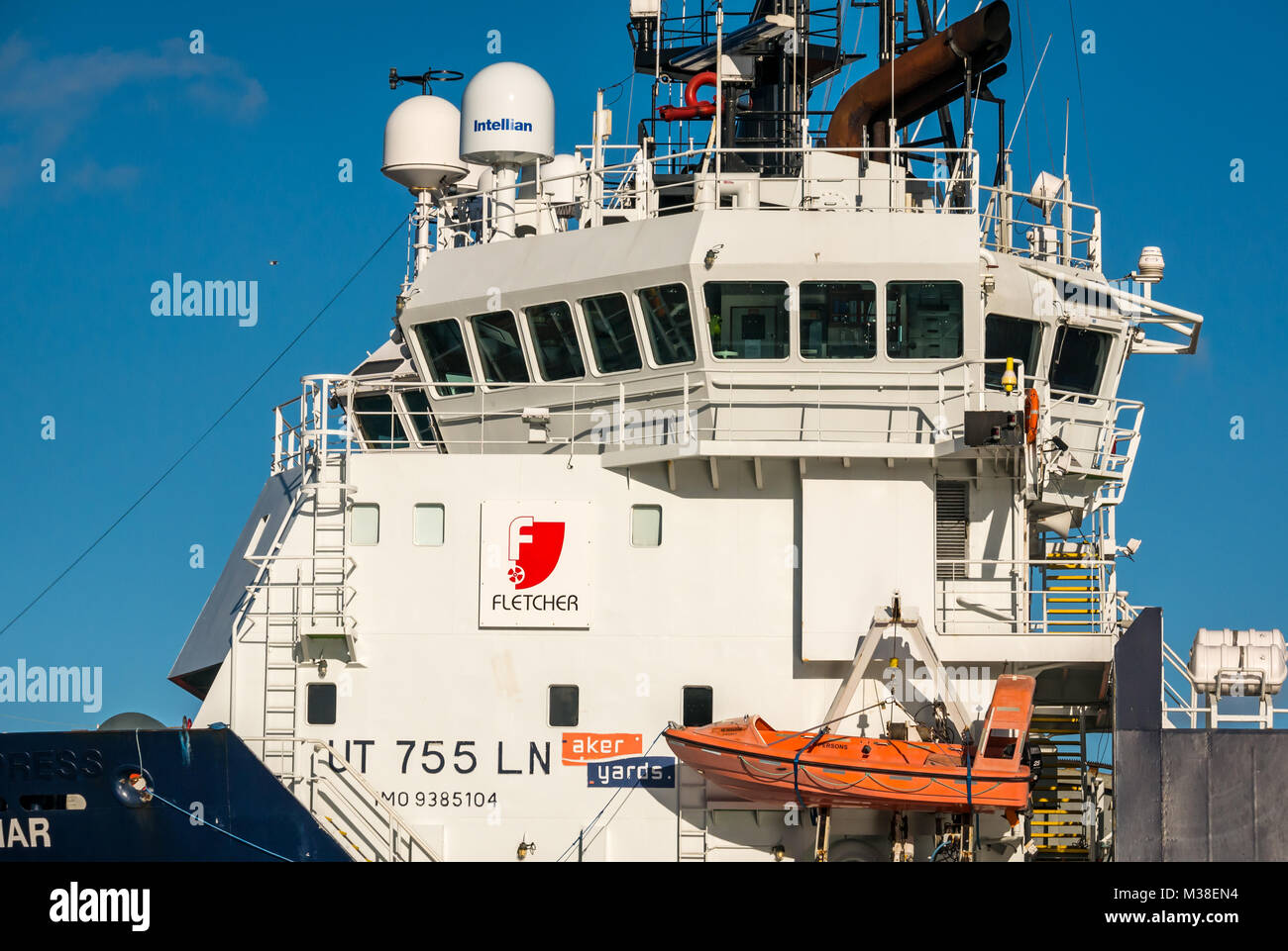 Nahaufnahme von Brücke und Rettungsboot, FS Braemar, Offshore-Versorgungsschiff, Leith Dock, Edinburgh, Schottland, Großbritannien Stockfoto