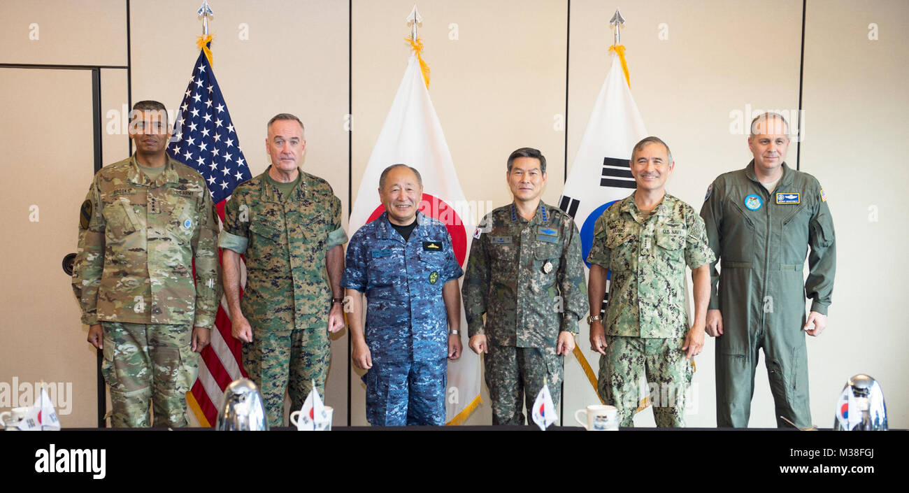 171029-N-WY 954-071 CAMPT SMITH, Hawaii (Okt. 29, 2017) - von Links nach Rechts, Befehlshaber der US-Streitkräfte Korea, Gen. Vincent K. Brooks, US-Vorsitzende des Generalstabs, General Joseph F. Dunford jr., Japan Verteidigung-kraft Stabschef, Adm. Katsutoshi Kawano, Republik Korea (ROK) Vorsitzende des Generalstabs, General Jeong Kyeong-doo, Commander, US Pacific Command (USPACOM), Adm. Harry Harris, Kommandeur der US-Streitkräfte in Japan, Generalleutnant Jerry S. Martinez sammeln für trilaterale Treffen in uspacom Hauptquartier. Die Sitzung war die fünfte zwischen den Älteren die USA, Südkorea und Japan Stockfoto