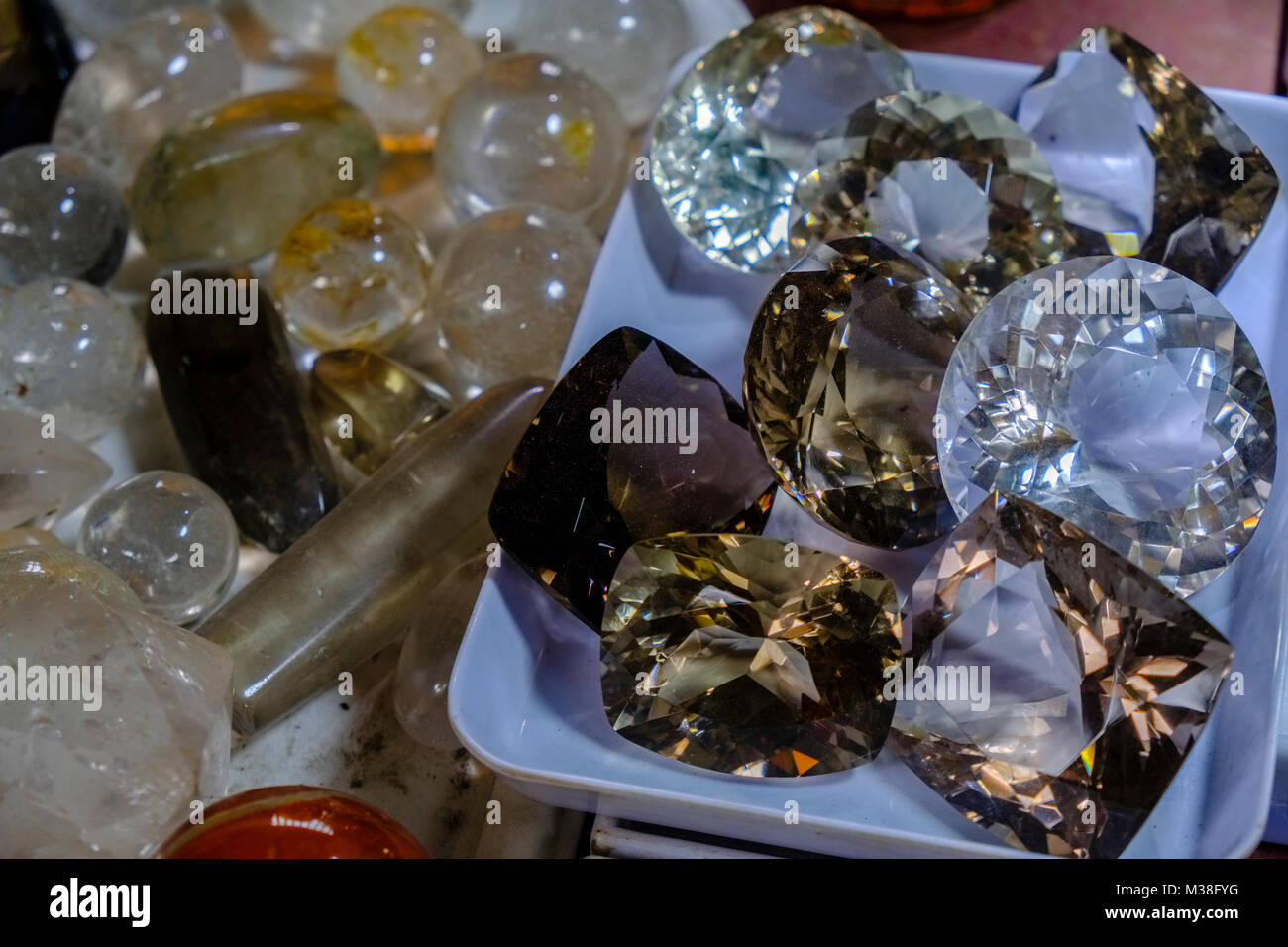 Polierte Edelsteine sind für den Verkauf in der Jade Markt Stockfoto