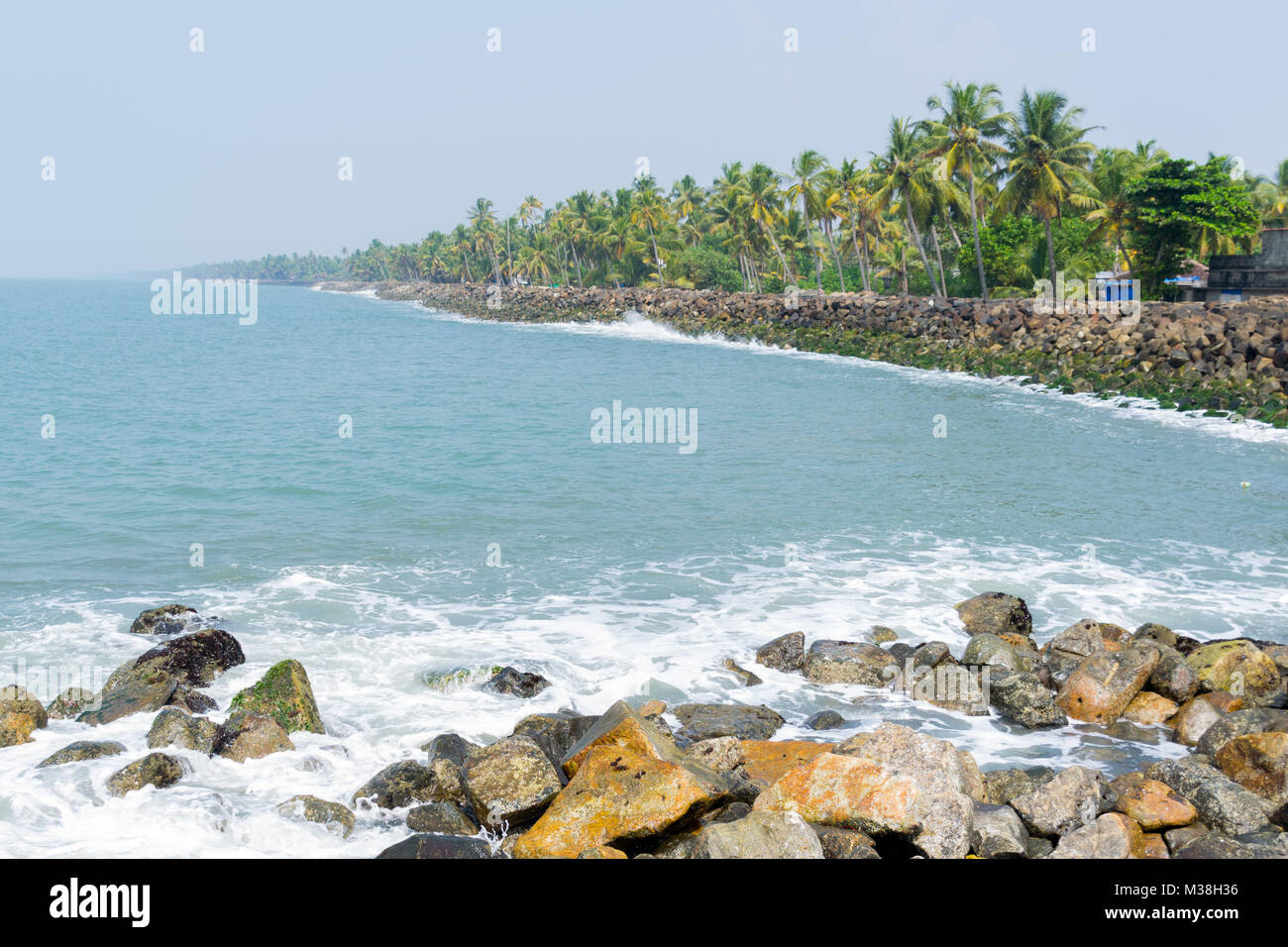 Küste in der Nähe von Kochi in Kerala (Indien), übersät von Sea Wall an der Küste von Flut schützen Stockfoto