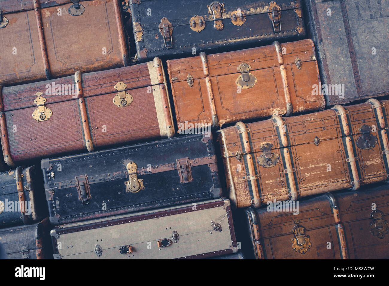 Viele Koffer - alte vintage Koffer gestapelt - Stockfoto