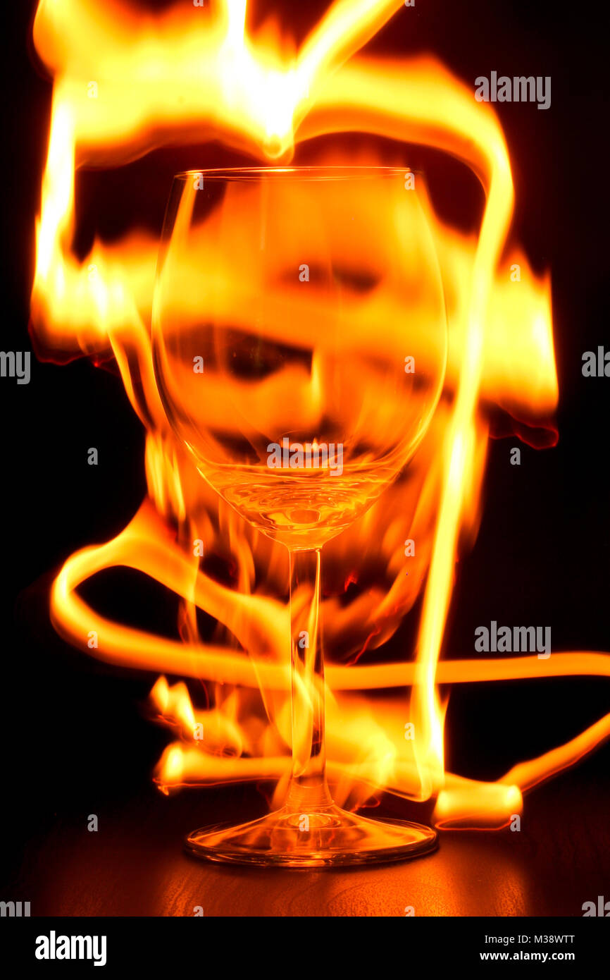Spiel mit dem Feuer Spuren rund um den Wein Glas Stockfoto