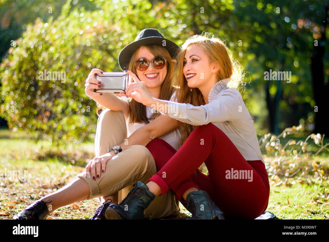 Urban Freundinnen ein selfie im Park Stockfoto