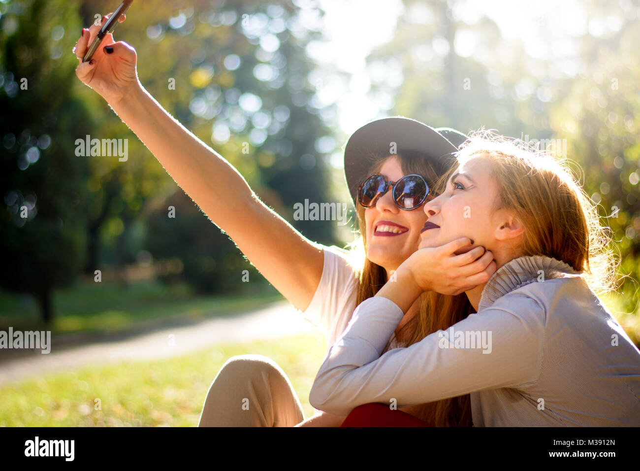 Urban Freundinnen ein selfie im Park Stockfoto