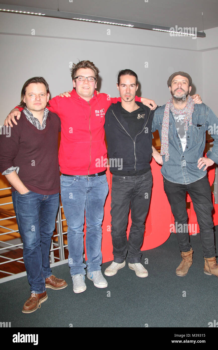 Die Band elig' (Jan Plewka, Christian Neander und Leo Schmidthals) mit  Moderator Lasse Lehmann, Fototermin der Band Elig "bei Radio Hamburg in der  Spitalerstrasse, Hamburg, 31.01.2013 Stockfotografie - Alamy