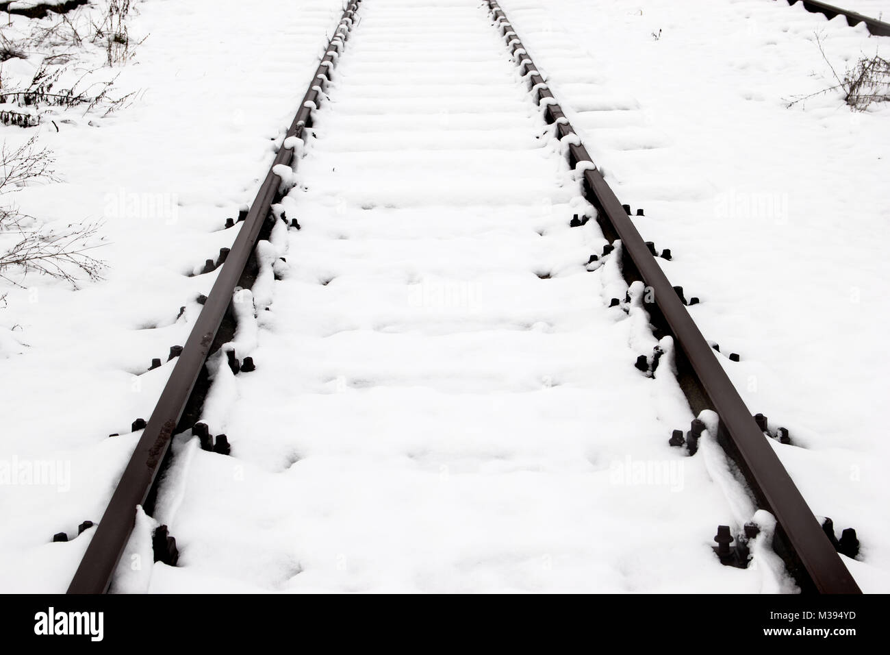 Zug schienen, Anschluss mit Schnee im Winter abgedeckt. Stockfoto