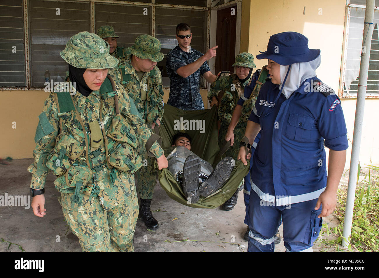 171108-N-OU 129-125 Brunei (8. November 2017) Hospital Corpsman 1. Klasse Jason Bennett Austausch Tactical combat Casualty care Techniken mit Royal Brunei Streitkräfte Sanitäter und zivilen Rettungssanitäter Personal während der Zusammenarbeit flott Bereitschaft und Weiterbildung (Karat) Brunei 2017 Nov. 08. CARAT ist eine Reihe von jährlichen maritime Übungen zwischen der US Navy, US Marine Corps und der Streitkräfte der Partnerstaaten Bangladesch, Brunei, Indonesien, Malaysia, Sri Lanka, Singapur, Thailand, und Timor-Leste. (U.S. Marine Foto von Mass Communication Specialist 2. Klasse Josua Fulton/Freigegeben) Stockfoto
