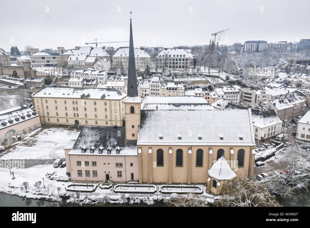 Die Schönheit der Stadt Luxemburg unter eine weiche Schicht Schnee Stockfoto