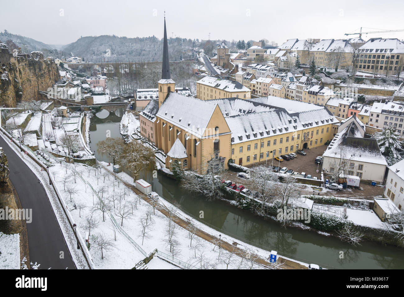 Die Schönheit der Stadt Luxemburg unter eine weiche Schicht Schnee Stockfoto