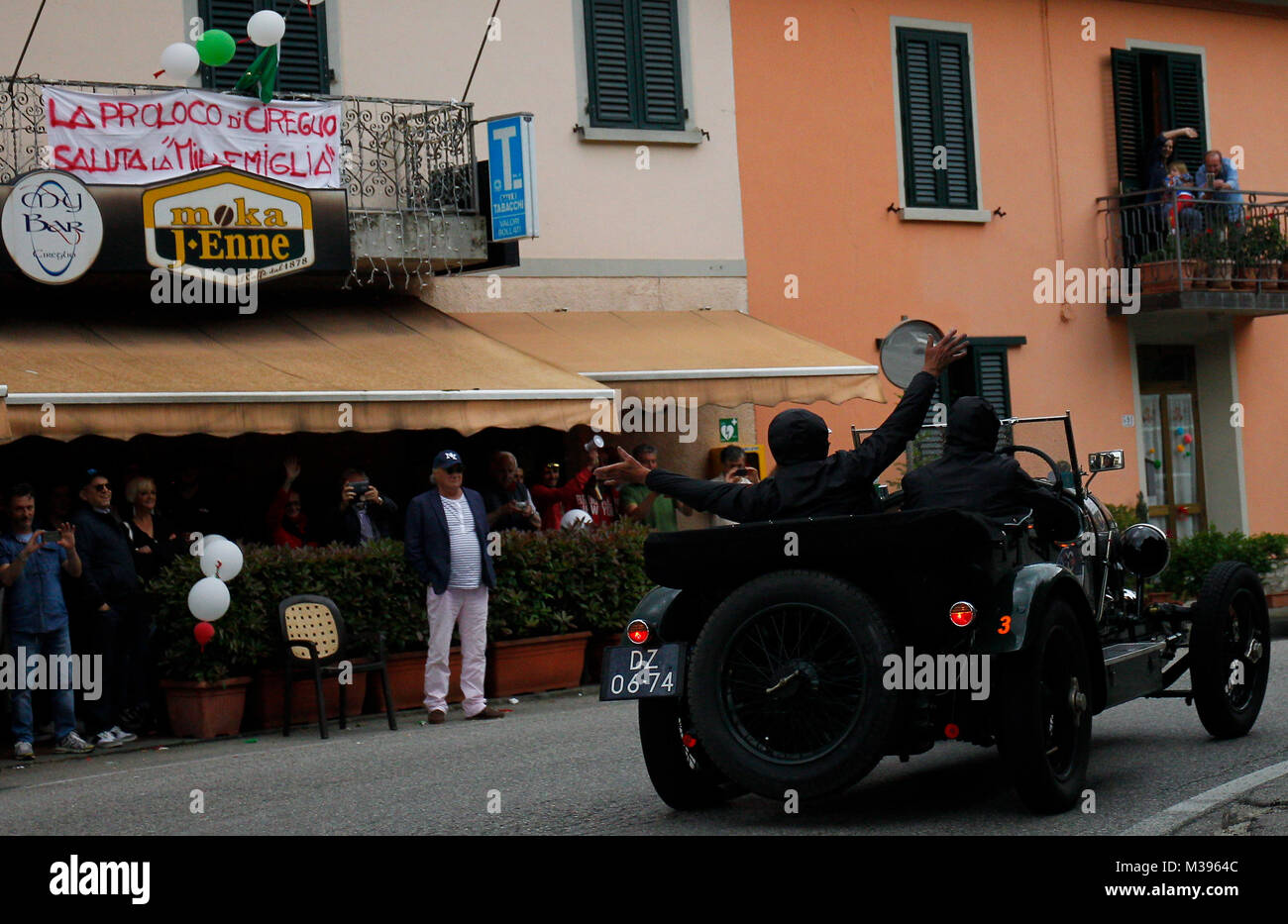 Cireglio, Italien. 20. Mai 2017. Crew bestehend aus Mark Hulsbergen und Hans Hulsbergen aus der Schweiz mit ihrem Modell Auto, Bentley 3 Liter (1923), Stockfoto