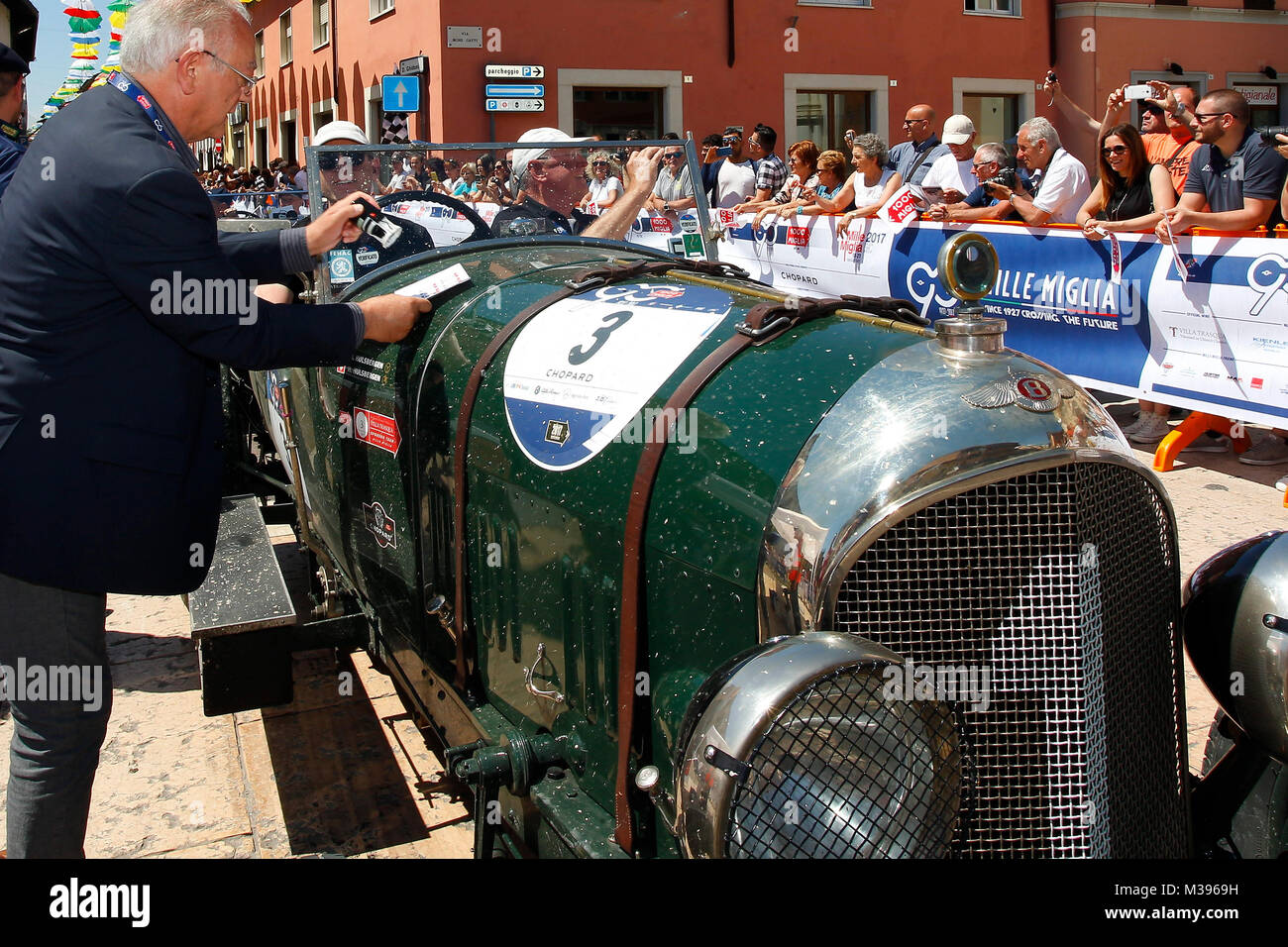 Ospitaletto, Italien. Am 21. Mai 2017. Das Rennen Richter prüfen das Auto withcrew komponiert von Mark Hulsbergen und Hans Hulsbergen aus der Schweiz mit thei Stockfoto