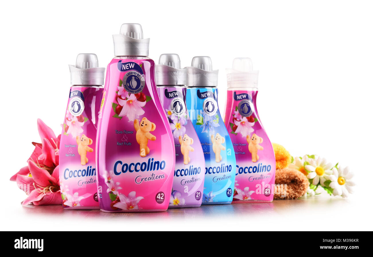 POZNAN, Polen - 14.12.2017: Flaschen von flüssigen Coccolino Weichspüler von Unilever, einem britisch-niederländischen transnationale Konsumgüter Company gehört. Stockfoto