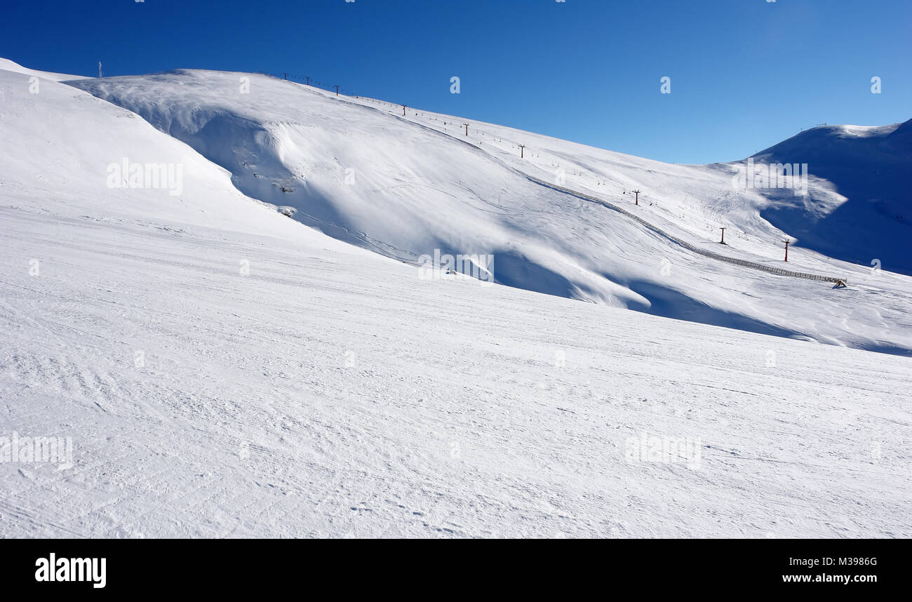 Blick auf die Skipisten im Ferienort Sinaia an einem sonnigen Tag, Rumänien. Stockfoto