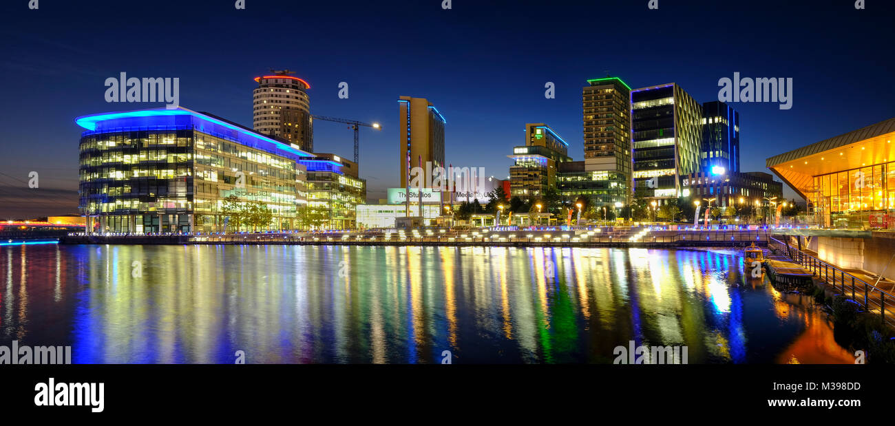 MediaCityUK bei Nacht, Salford, Greater Manchester, England, Großbritannien Stockfoto
