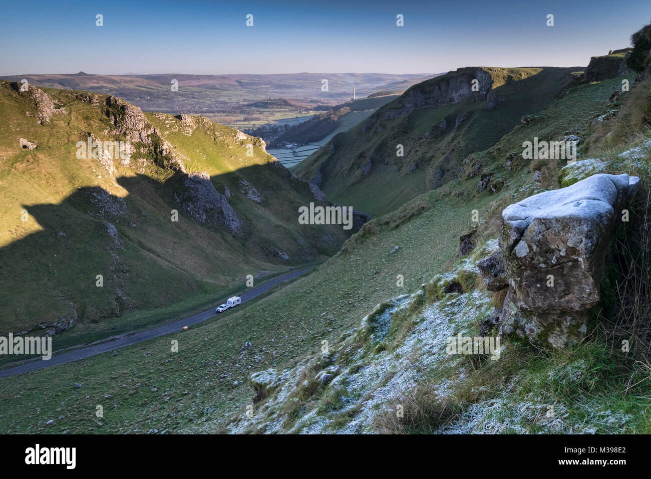 Beim Abschleppen des Fahrzeugs eine Karawane in Winnats Pass Kalkstein Schlucht im Winter, in der Nähe von Castleton, Nationalpark Peak District, Derbyshire, England, Großbritannien Stockfoto