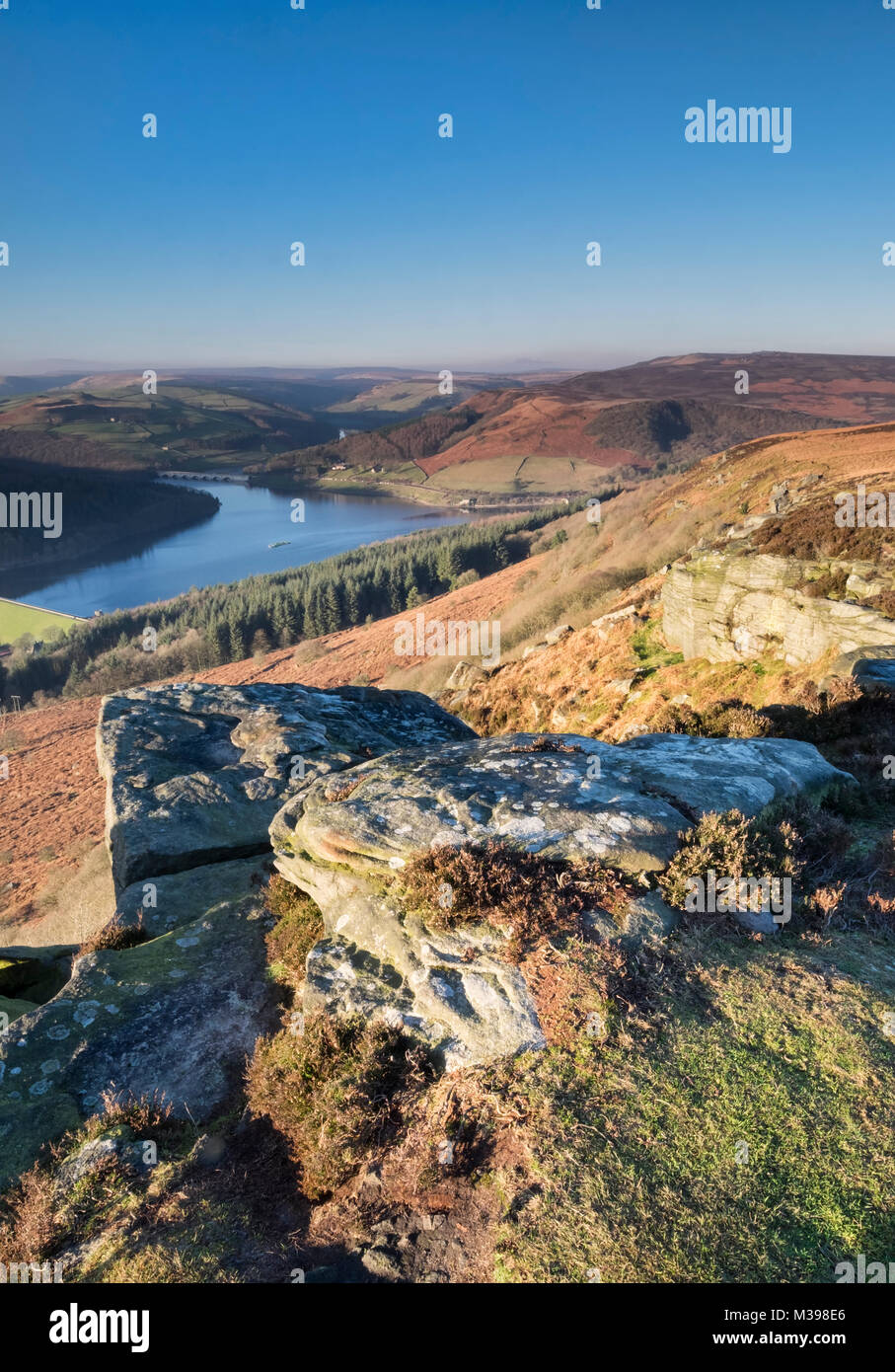 Ladybower Reservoir von Bamford Kante, Nationalpark Peak District, Derbyshire, England, Großbritannien Stockfoto