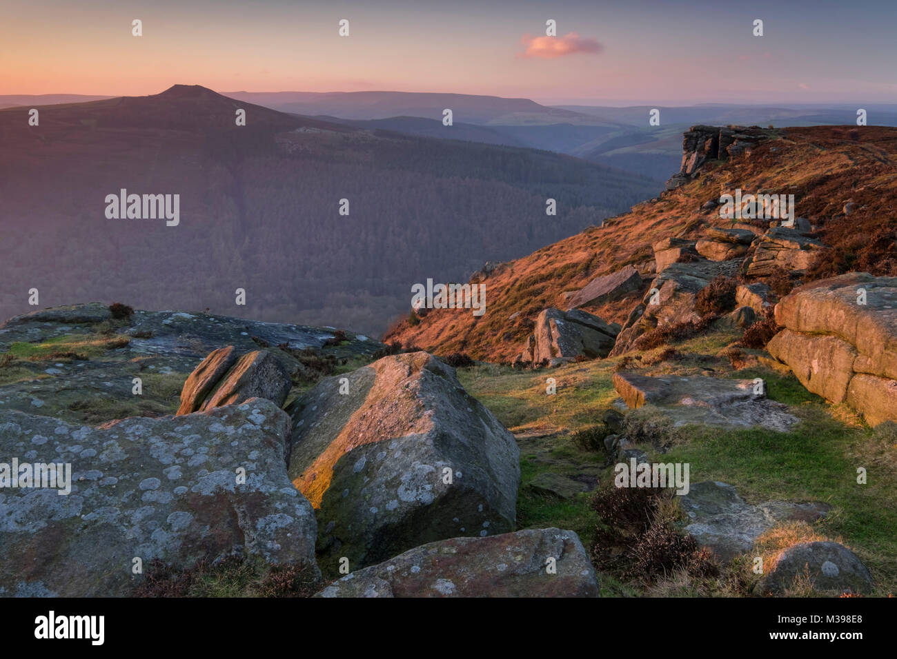 Win Hill von Bamford Kante bei Sonnenuntergang, Nationalpark Peak District, Derbyshire, England, Großbritannien Stockfoto