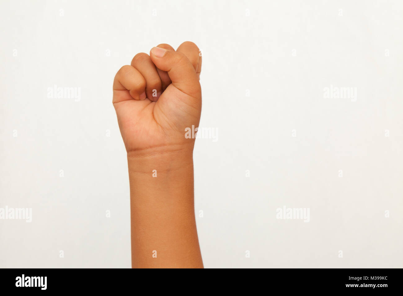 Kinder Faust oben aufgeführt Stockfoto