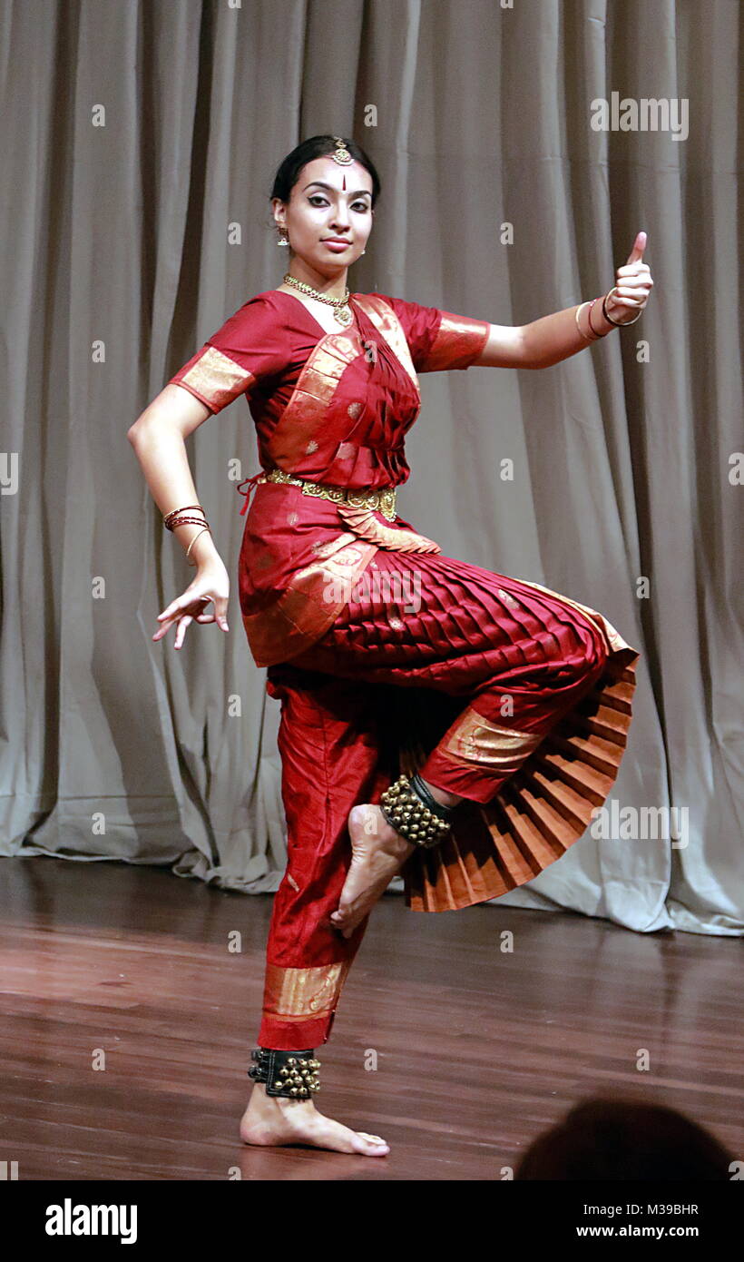 AUSTIN, Texas - 30. SEPTEMBER 2017: Aruna Kharod Durchführung bharatanatyam Klassischer Tanz in Blanton Museum der Kunst. Stockfoto