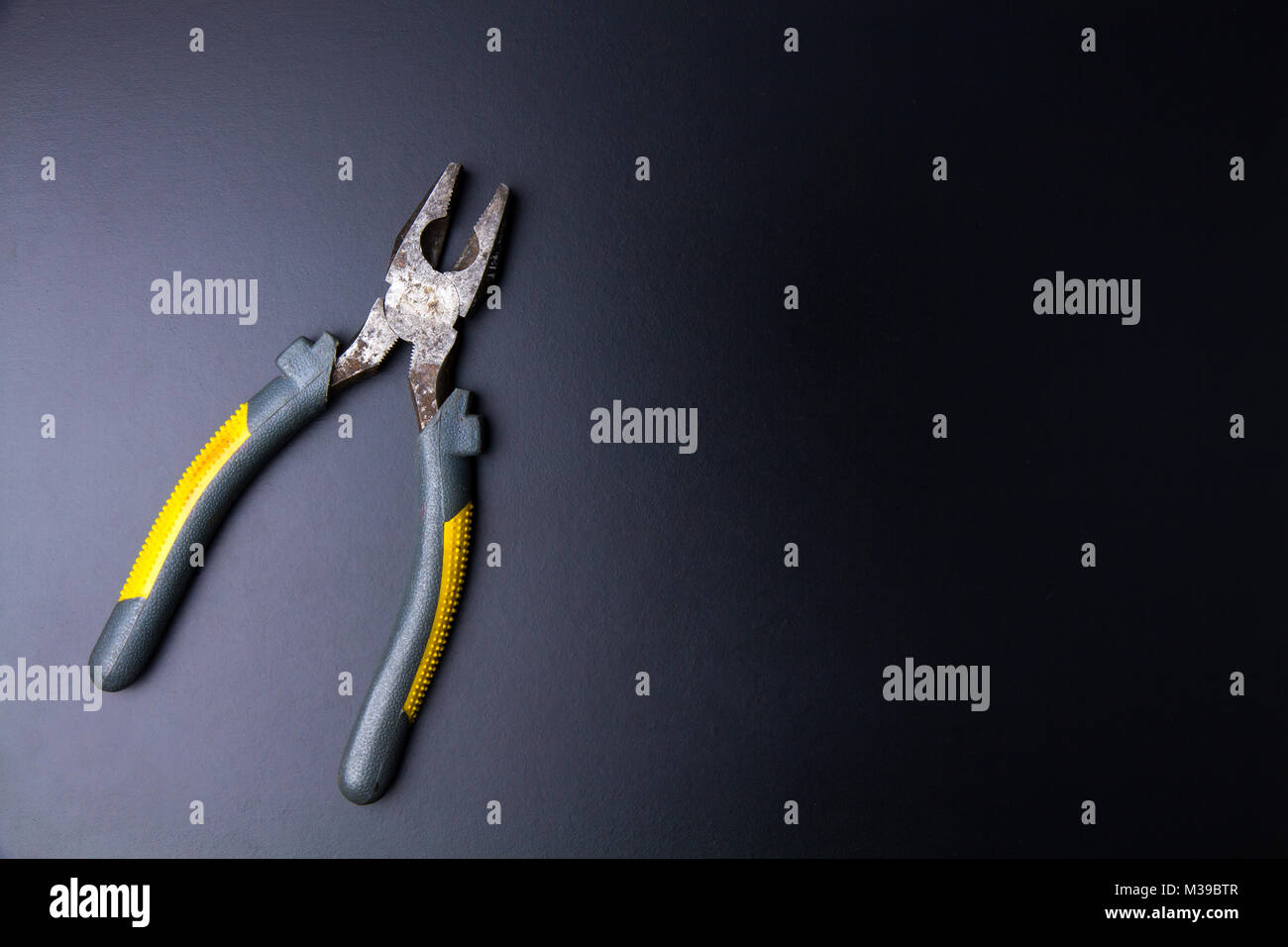 Seitenschneider Construction Tools auf einem schwarzen Hintergrund mit Licht kopieren. Wartungskonzept. Stockfoto