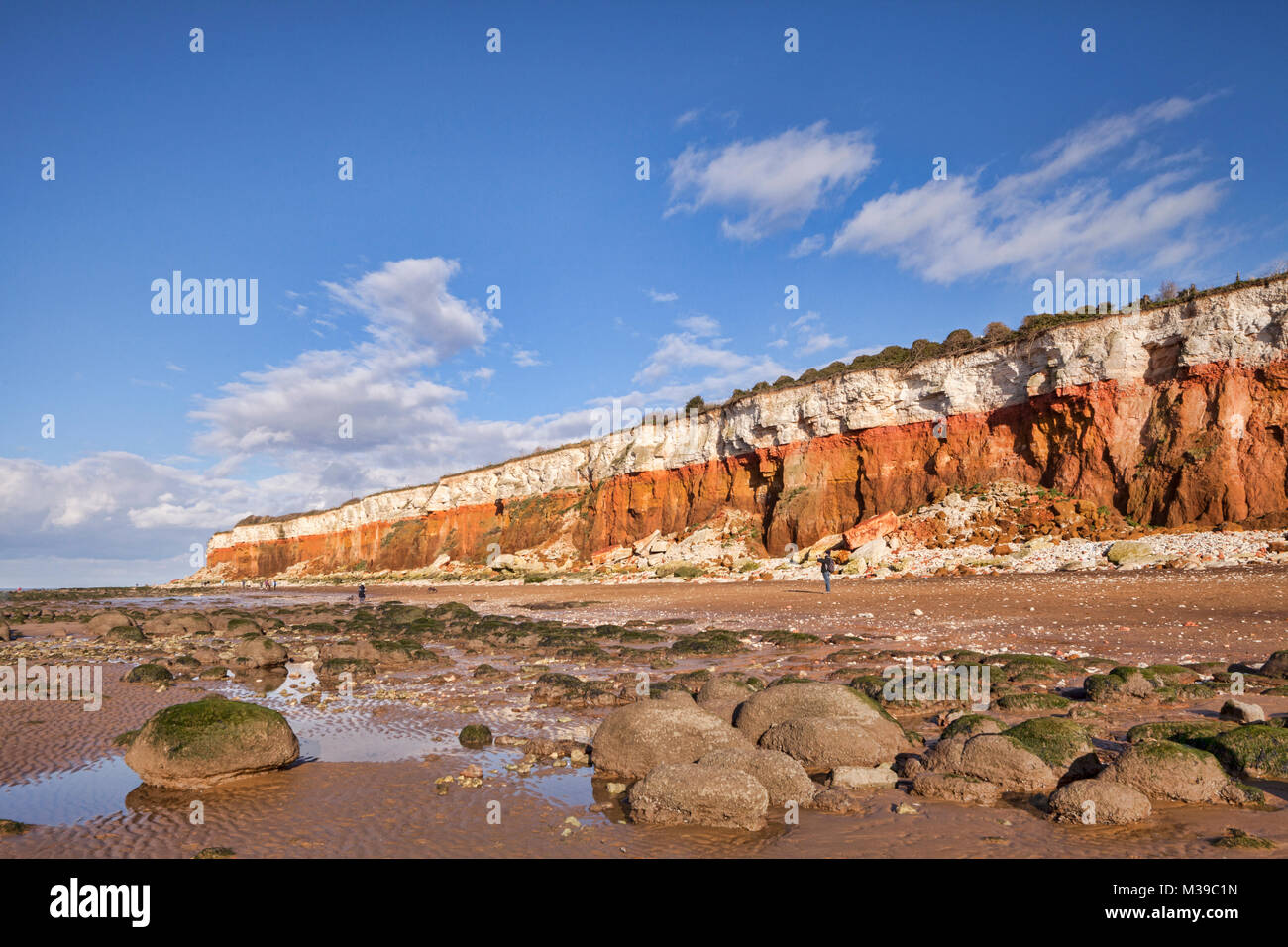 Hunstanton Klippen in Norfolk, wo weiße Kreide Overlays rote Kalkstein in eine bunte Formation. Bekannt als die Süßigkeit Klippen. Stockfoto