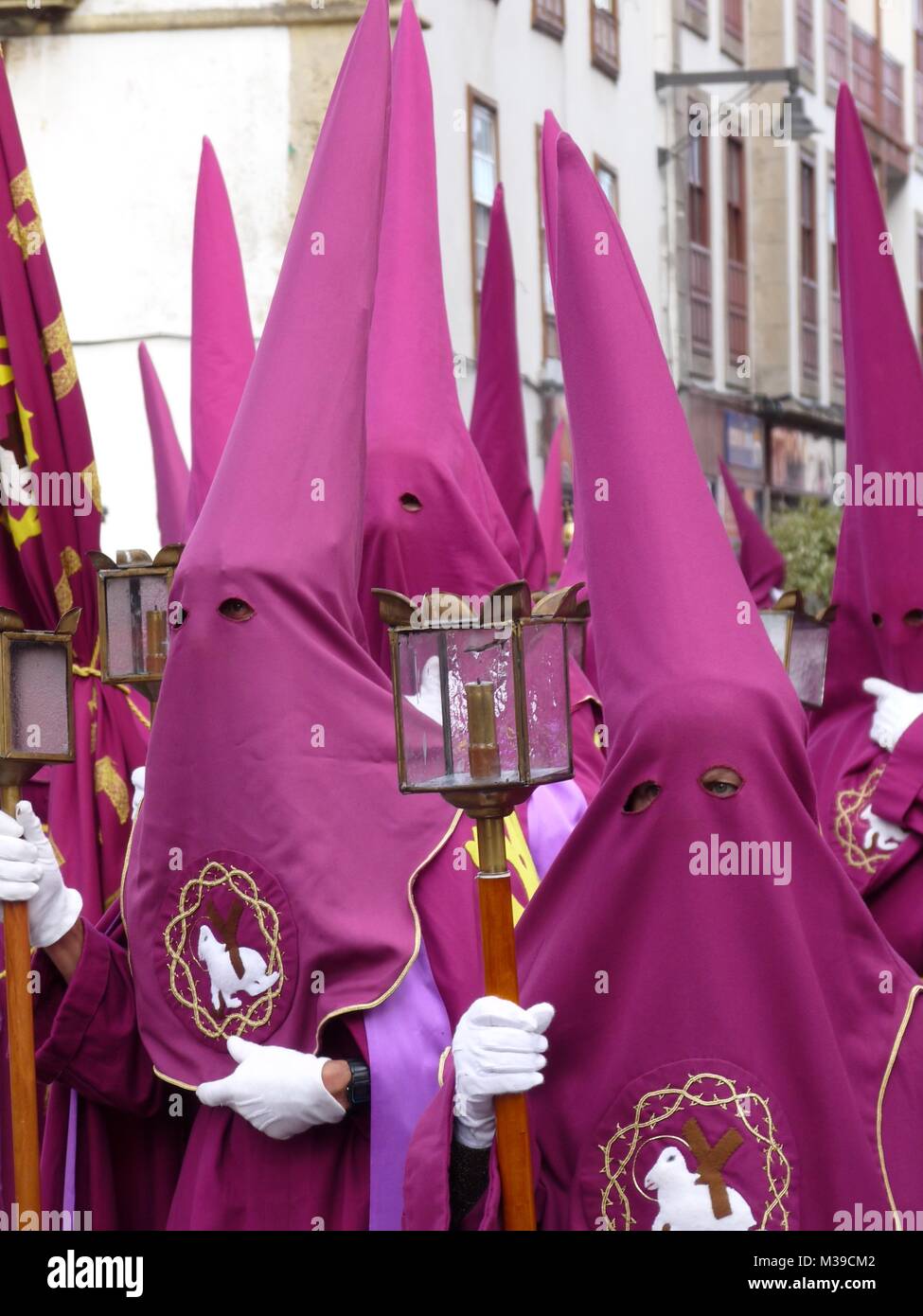 Gruppe der Büßer in Crimson Hauben in der heiligen Woche (Semana Santa) Prozession in La Laguna, Teneriffa, Kanarische Inseln Stockfoto