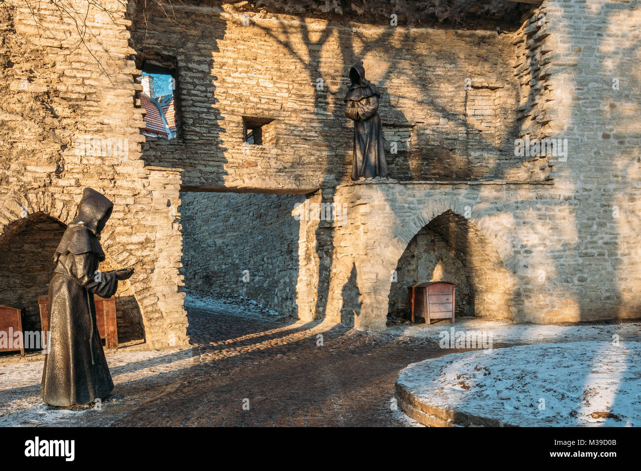 Tallinn, Estland. Statue des Wartens Mönch Ambrosius und Beobachten Mönch Claudius im dänischen Königs Garten im sonnigen Wintertag. Stockfoto