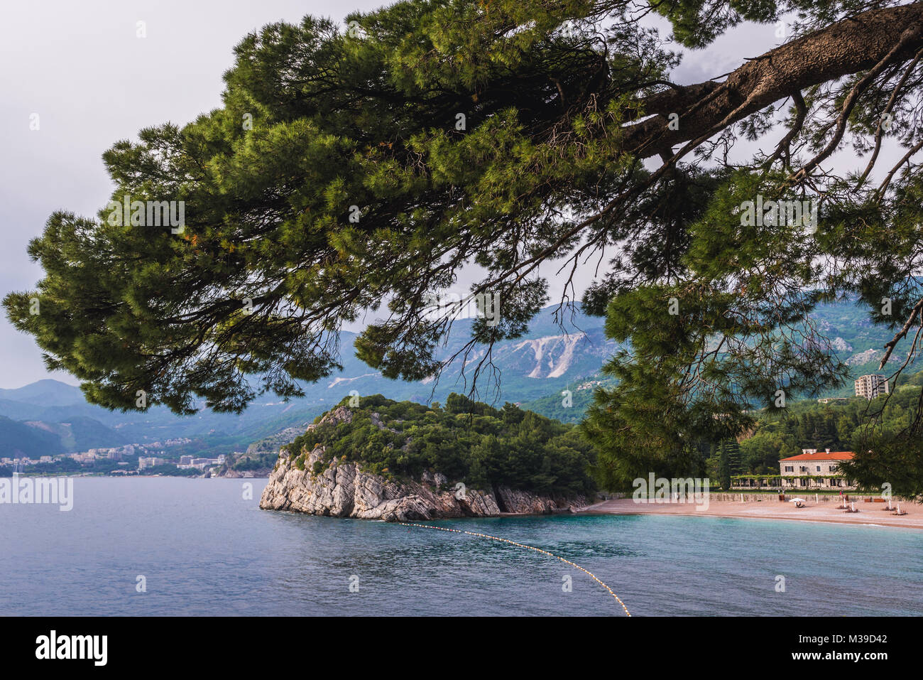 Blick von Milocer Felsen auf Queen's Strand vor der Villa Milocer Aman Sveti Stefan Luxus Hotel in Przno, Montenegro Stockfoto