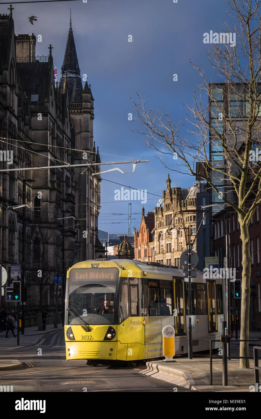 Ein metrolink Tram auf der Princess Street im Stadtzentrum von Manchester Stockfoto