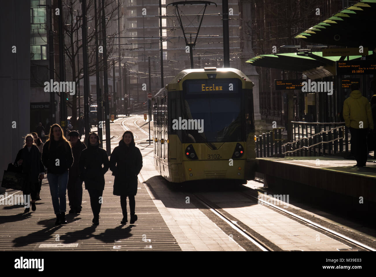 Ein metrolink Tram in Manchester auf dem Petersplatz Stockfoto