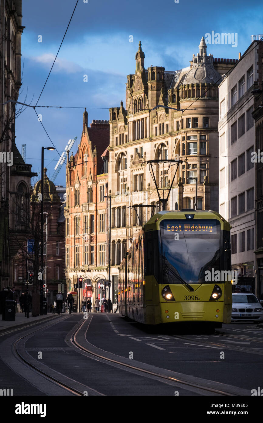 Ein metrolink Tram auf der Princess Street im Stadtzentrum von Manchester Stockfoto