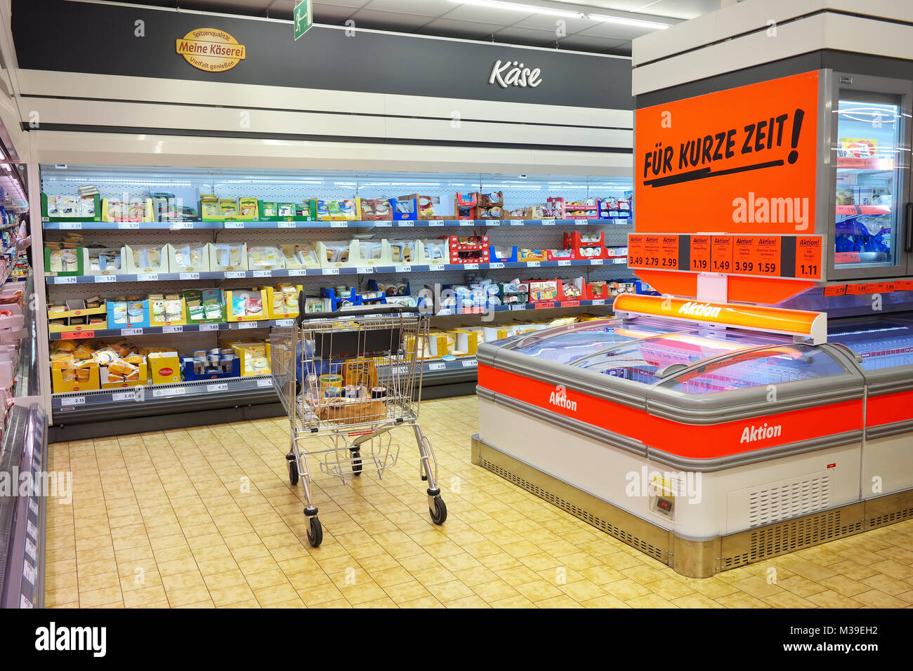 Innenraum eines Supermarktes Lidl Rabatt Stockfoto