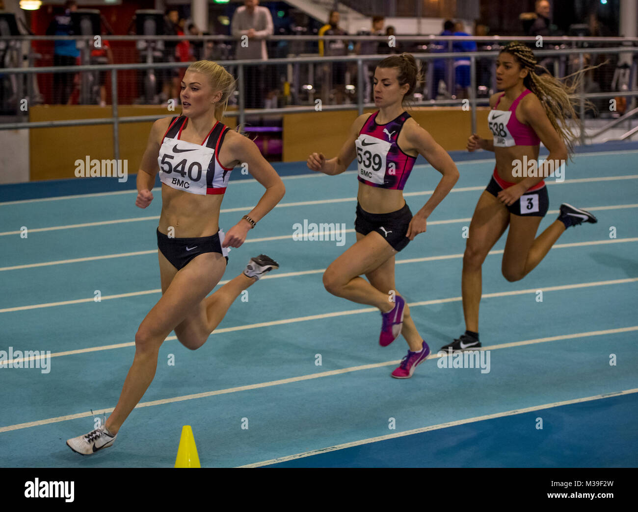 Ellie Baker (540)  Ciara Everard (539) Katy-Ann McDonald (538) konkurrieren in der BMC (British Miler Club) ein Rennen an Lea Valley am 7. Februar, 20. Stockfoto