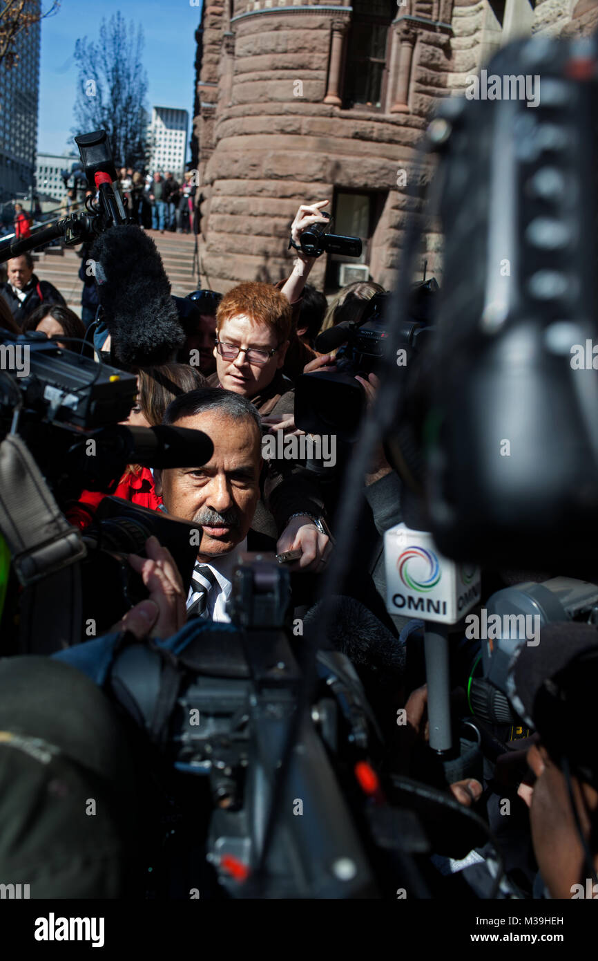 Mohammed, der Vater von raed Jaser Jaser, verlässt das Alte Rathaus Hof Haus nach Raed Jaser's erste Kaution Anhörung am Dienstag, 23. April 2013. Raed Jaser und Chiheb Esseghaier wurden mit Plotten einer VIA Rail Passenger Train zu entgleisen, aufgeladen und wurden schließlich verurteilt. Sie wurden zu lebenslanger Haft verurteilt im Jahr 2015. Stockfoto