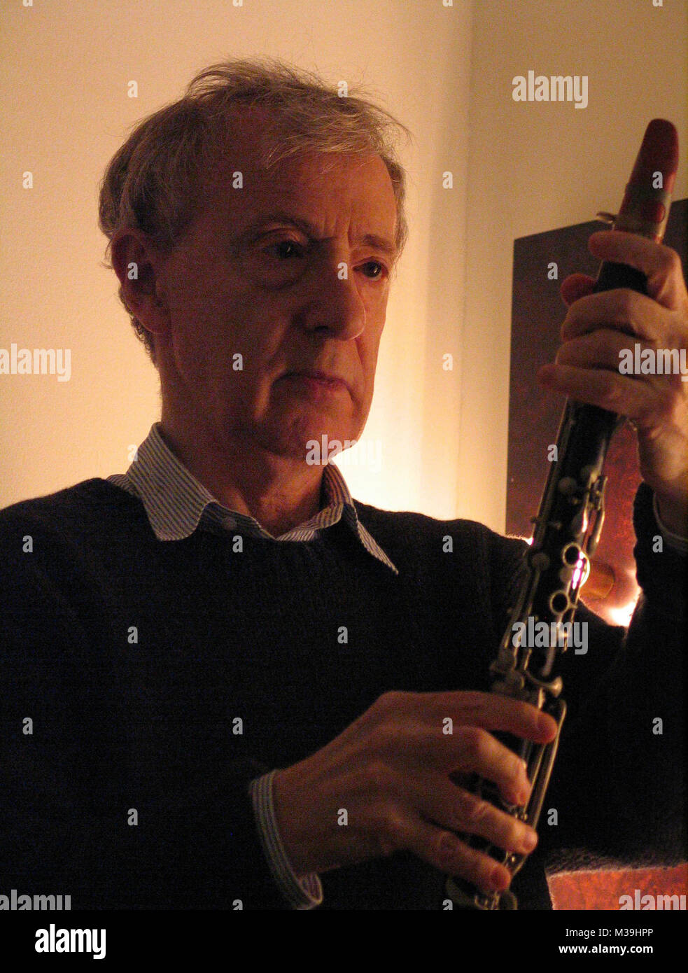 **** Exklusive DECKUNG**** Woody Allen und seiner New Orleans Jazz Band im Centro Cultural De Belém in Lissabon, Portugal. Bild backstage in seinem Ankleidezimmer. 27. Dezember 2005 Quelle: Walter McBride/MediaPunch Stockfoto
